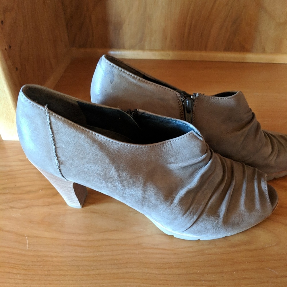 Paul Green peep-toe shoe